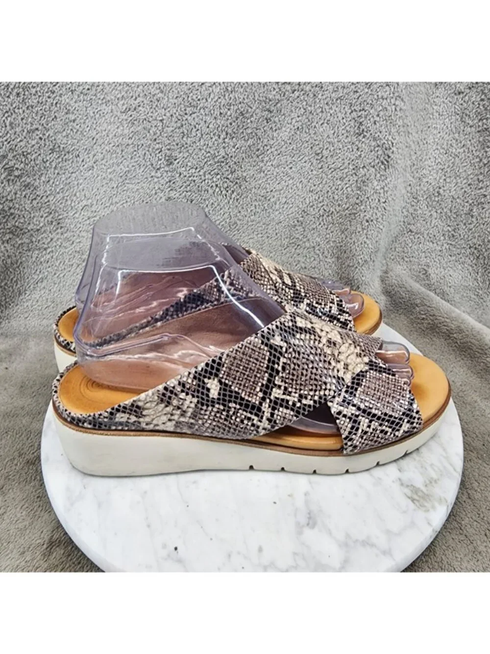 Corso Como Shoes Womens Size 8 Gray Leather Snake Print Slip On Sandals *Read*